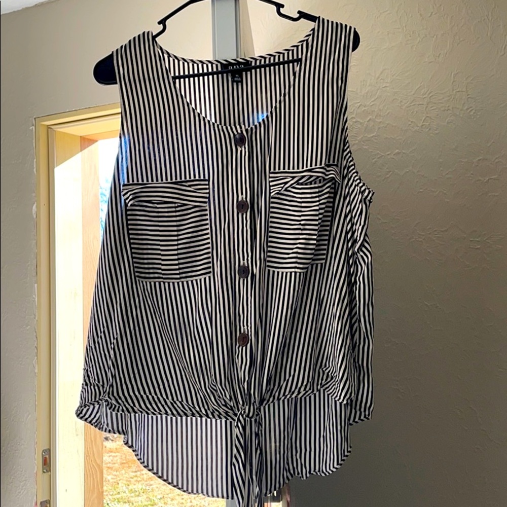 High low black and white strip tank top.